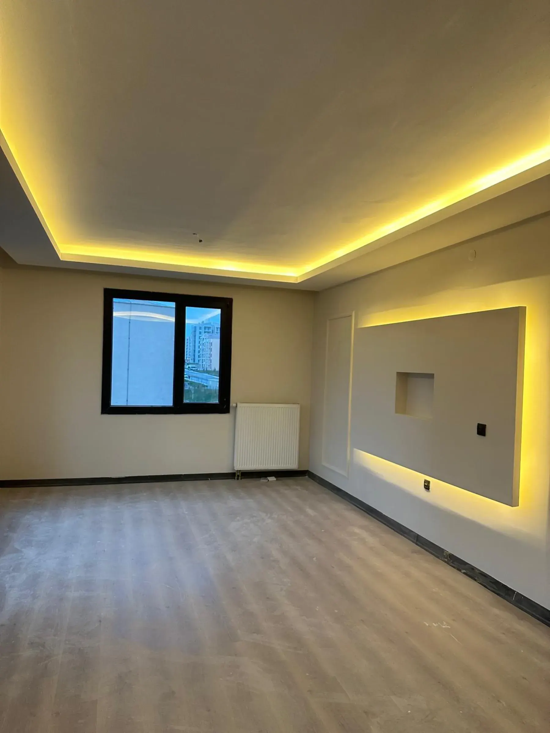 Odada gizli ışıklı duvar nişi ve asma tavan