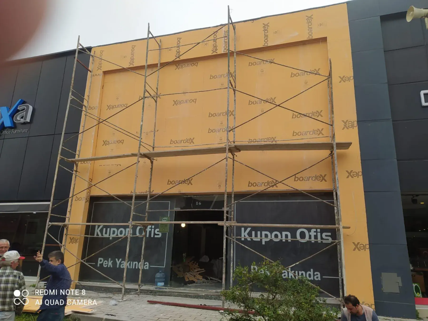 Mermer pano ve iki yanında ahşap lamel kaplama