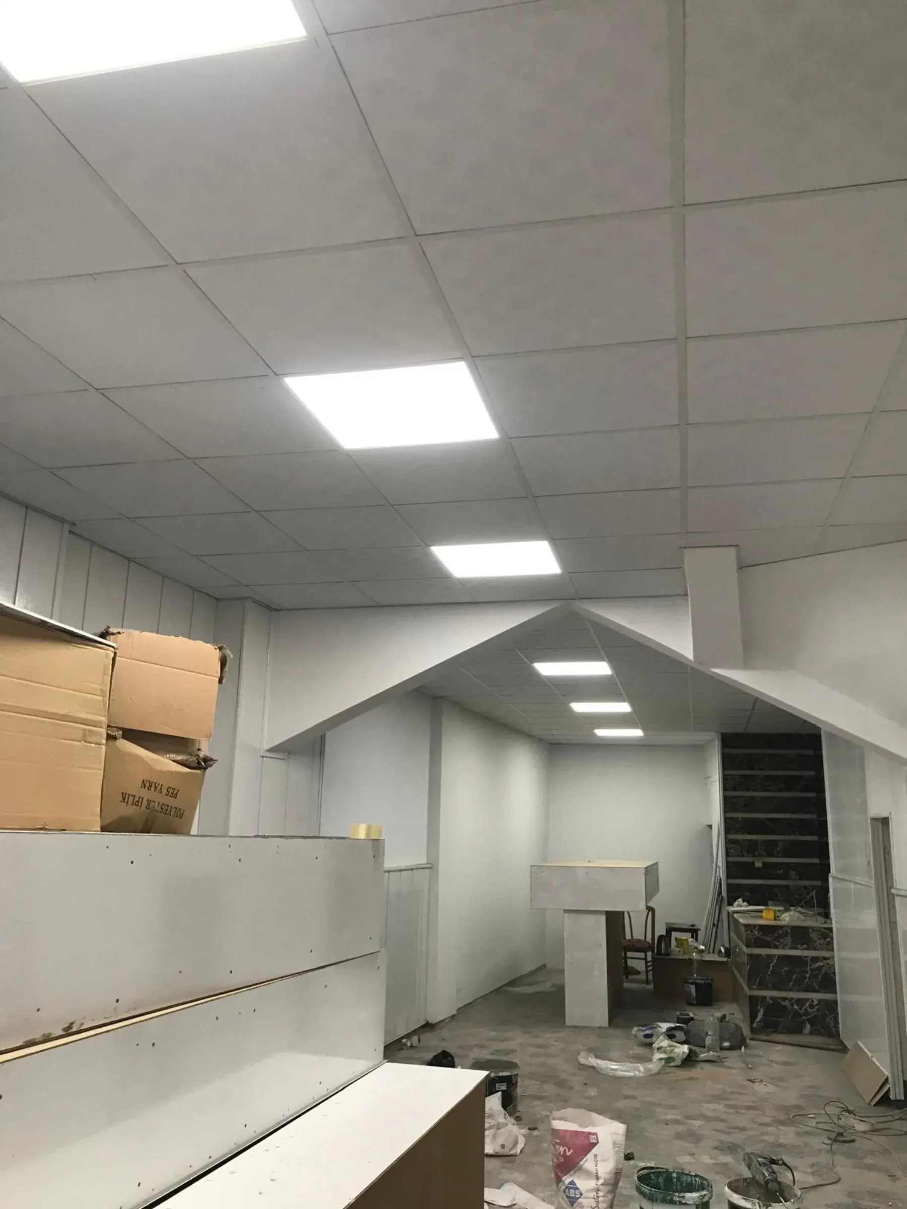 Ofis içinde aydınlatılmış yeşil duvar uygulaması