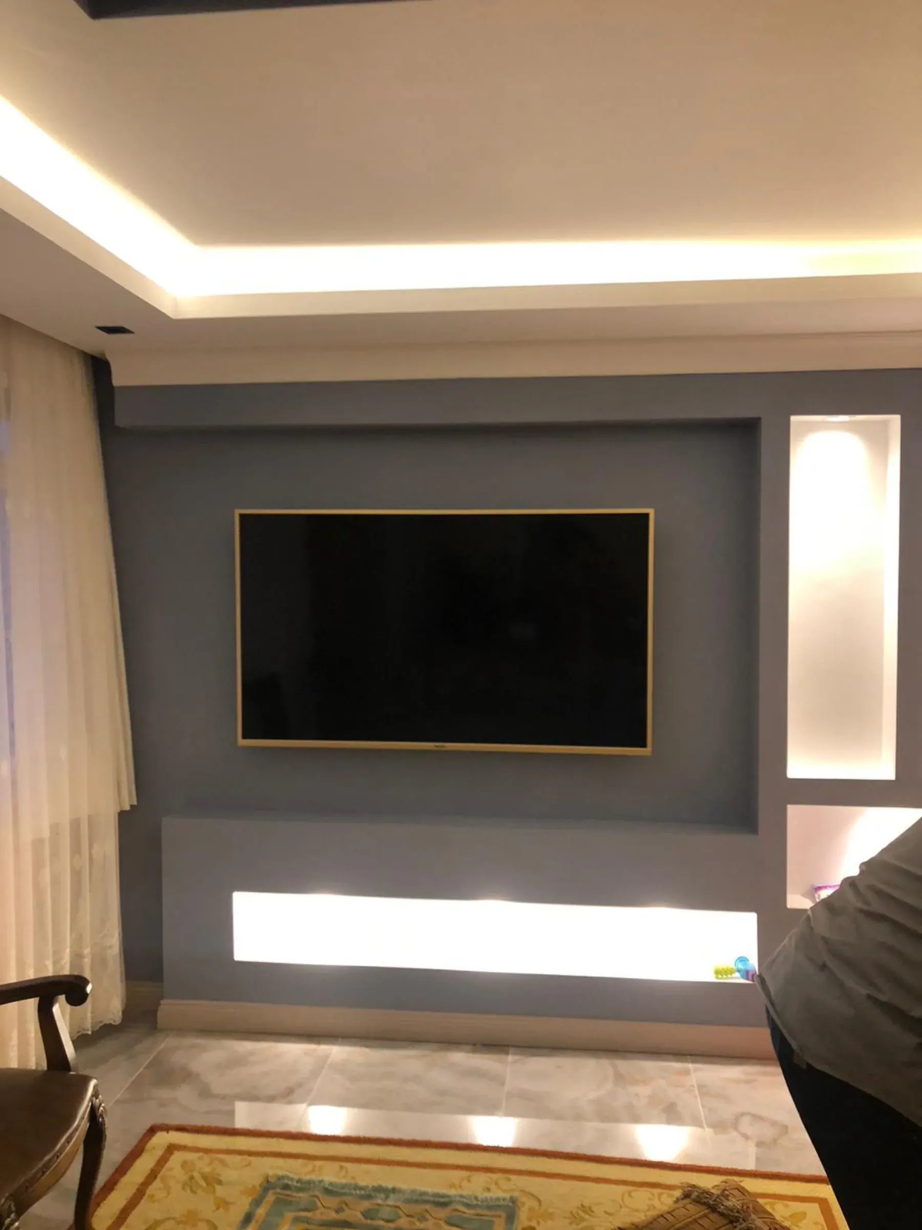 Ahşap lamel tavan arasında lineer armatürler