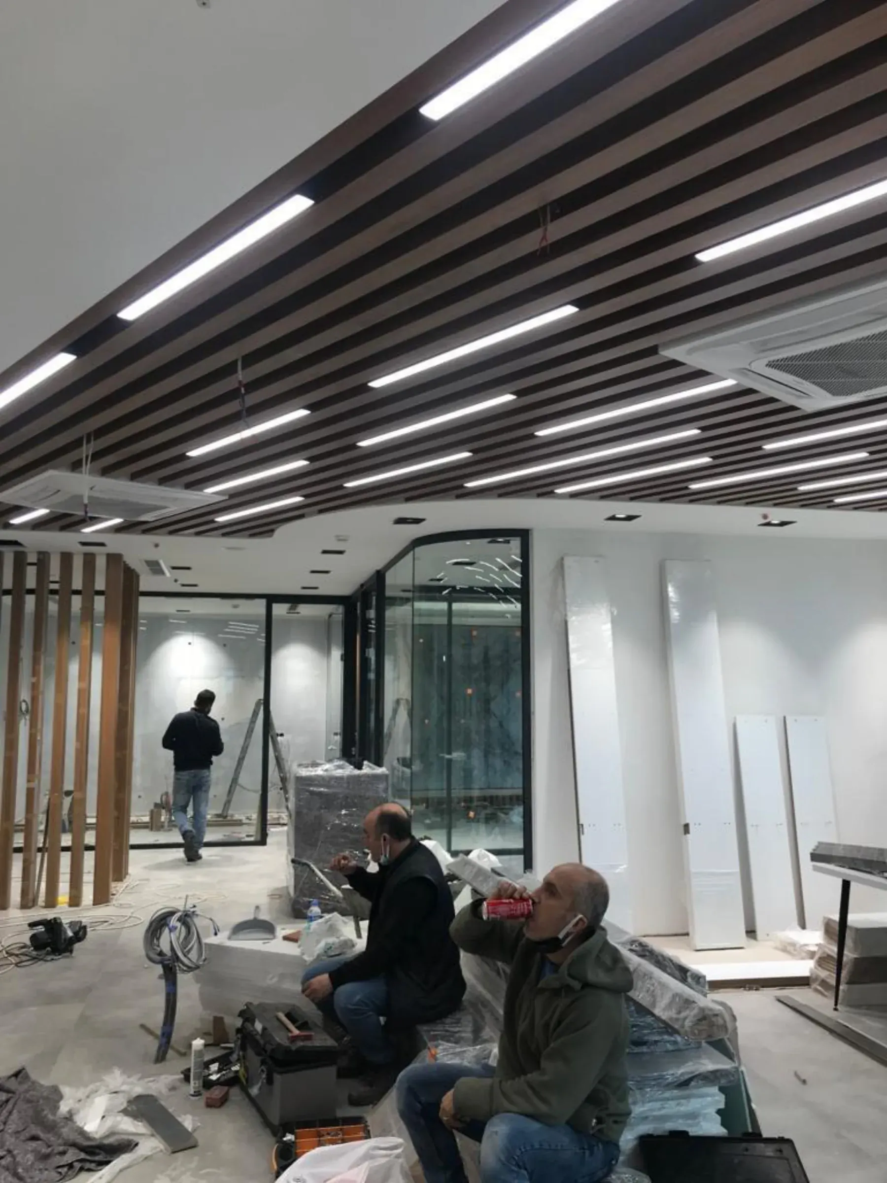 Showroom tavanında ahşap lamel uygulaması